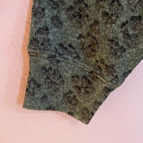 NWT Lucky Brand cheetah print blouse long sleeve shirt soft - Picture 4 of 6